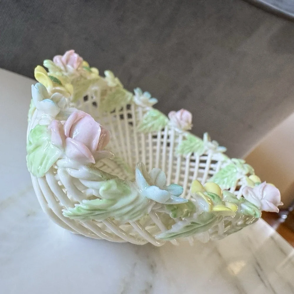 BELLEEK ROSE OF TRALEE WOVEN PORCELAIN HEART BASKET